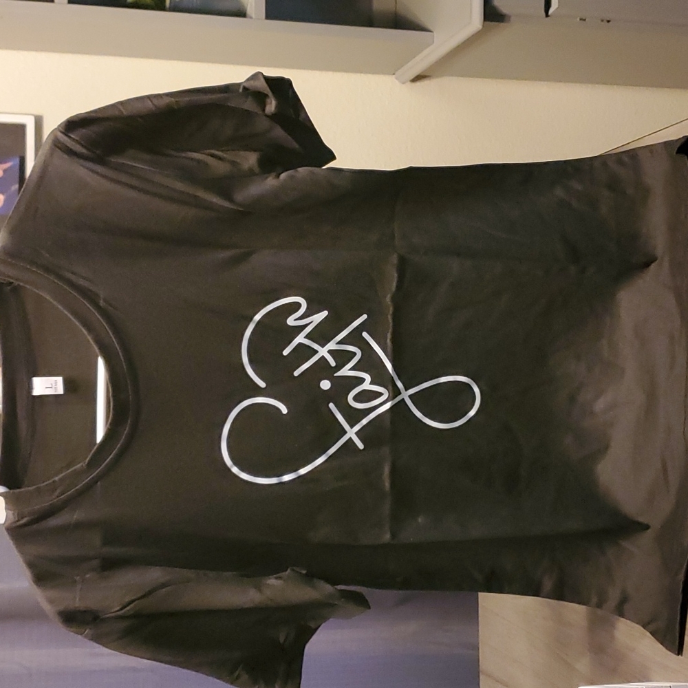 Women's black tshirt